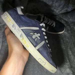 Mörkblå sneakers från Premiata - Snygga mörkblå sneakers från Premiata! I mycket bra skick och endast använda några ggr! Skriv vid frågor! ❗️Inget og kommer med❗️pris kan diskuteras vid snabb affär❗️❗️