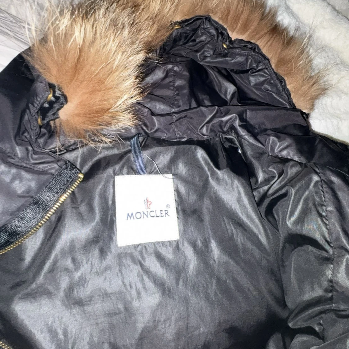 Svart dunjacka med päls från Moncler - 1