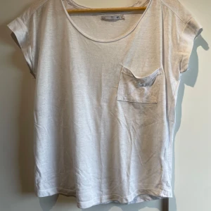 Vit t-shirt med ficka från 157 - Söt T-shirt i gott skick💞