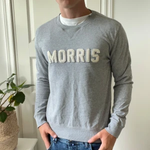 Morris sweatshirt grå M - 9/10 skick morris sweatshirt.  Inga defekter. Modellen är 180,75 kg och bär M. Kom med frågor! 