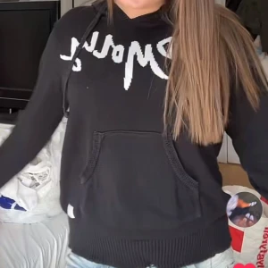 Odd Molly tröja - Stickad Odd molly hoodiw med stor vit text som säger ”odd molly”. sjukt cool o snyggt har överanvänt den😅 så säljer därav. inga defekter. Ny pris 1200. 