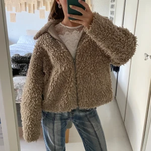 Vinter jacka - Så gosig och fin jacka perfekt till både höst och vinter! Använde nästan hela förra vintern och klarade mig bra! Väl använd men inga defekter!🐻