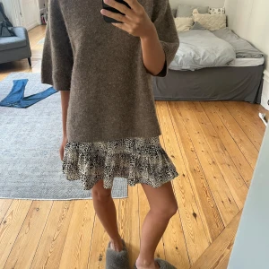 Leopardmönstrad volangkjol från Loavies - Supersöt kort kjol från Loavies i beige med svart leopardmönster. Kjolen har volangkant nertill och är gjord i ett lätt, flowy material. 