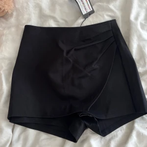 Kjol-shorts - Användes aldrig, köptes i december💗tyget är som ett mjukare material så rätt så stretchigt❤️helt nya! 