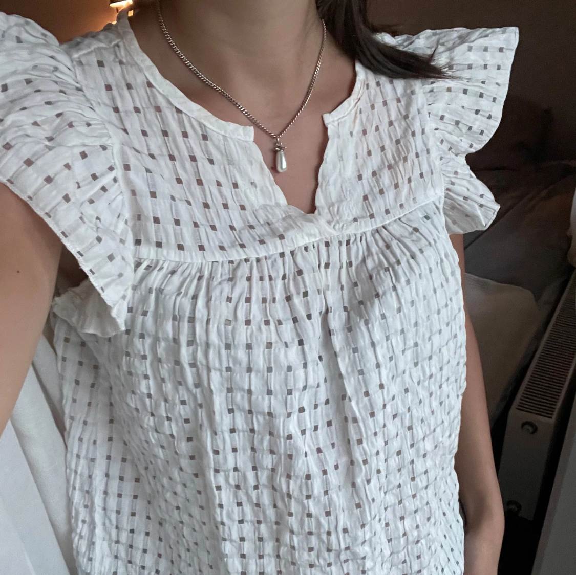 Vit blus med volangärmar - 2