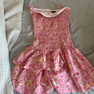 Rosa mönstrad kortklänning från Gina Tricot - Supersöt kortklänning från Gina Tricot i storlek XSanvänd typ 5 ggr skriv innan ni köper pris kan diskuteras..