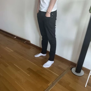 Svart replay anbass - Säljer ett par feta replay jeans modell anbass!🔥jenasen är i storlek W30 L32, hör av er om ni har några funderingar😁