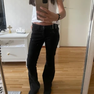 Svarta lågmidjade bootcut jeans - Lågmidjade svarta bootcut jeans. Köpt på Lindex i storlek 152, men passar även XXS och XS. 