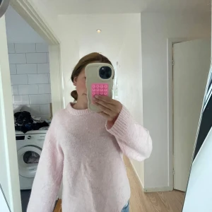 Ljusrosa stickad tröja med rund hals - Supermysig ljusrosa stickad tröja med rund hals och ribbade muddar vid ärmslut och nederkant. Tröjan har en loose passform och långa ärmar och är från Gina tricot! 🫶🏼🤍