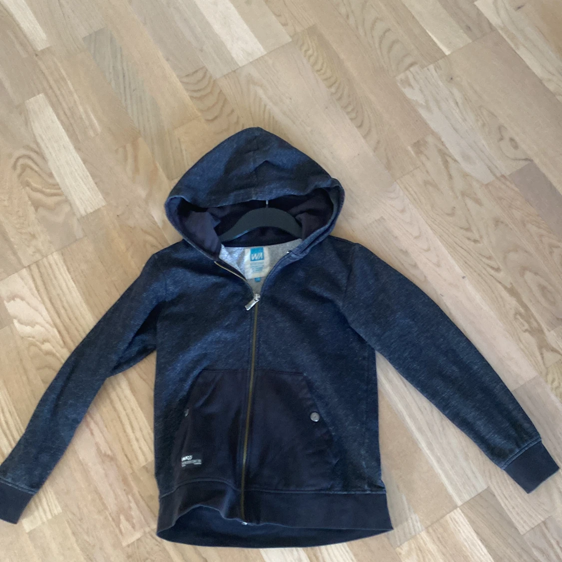 Mörkblå hoodie från WA Action Sports