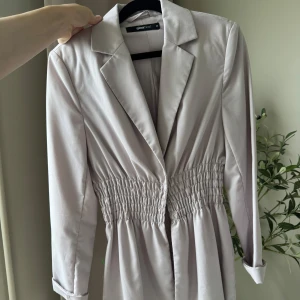 Kavaj ljus lila - Oanvänd.  