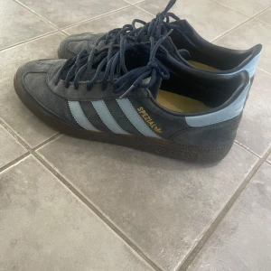 Adidas Spezial sneakers i grå/blå mocka - Adidas Spezial sneakers i mörkgrå mocka med ljusblå detaljer. Sköna, rena och enkla och styla. 