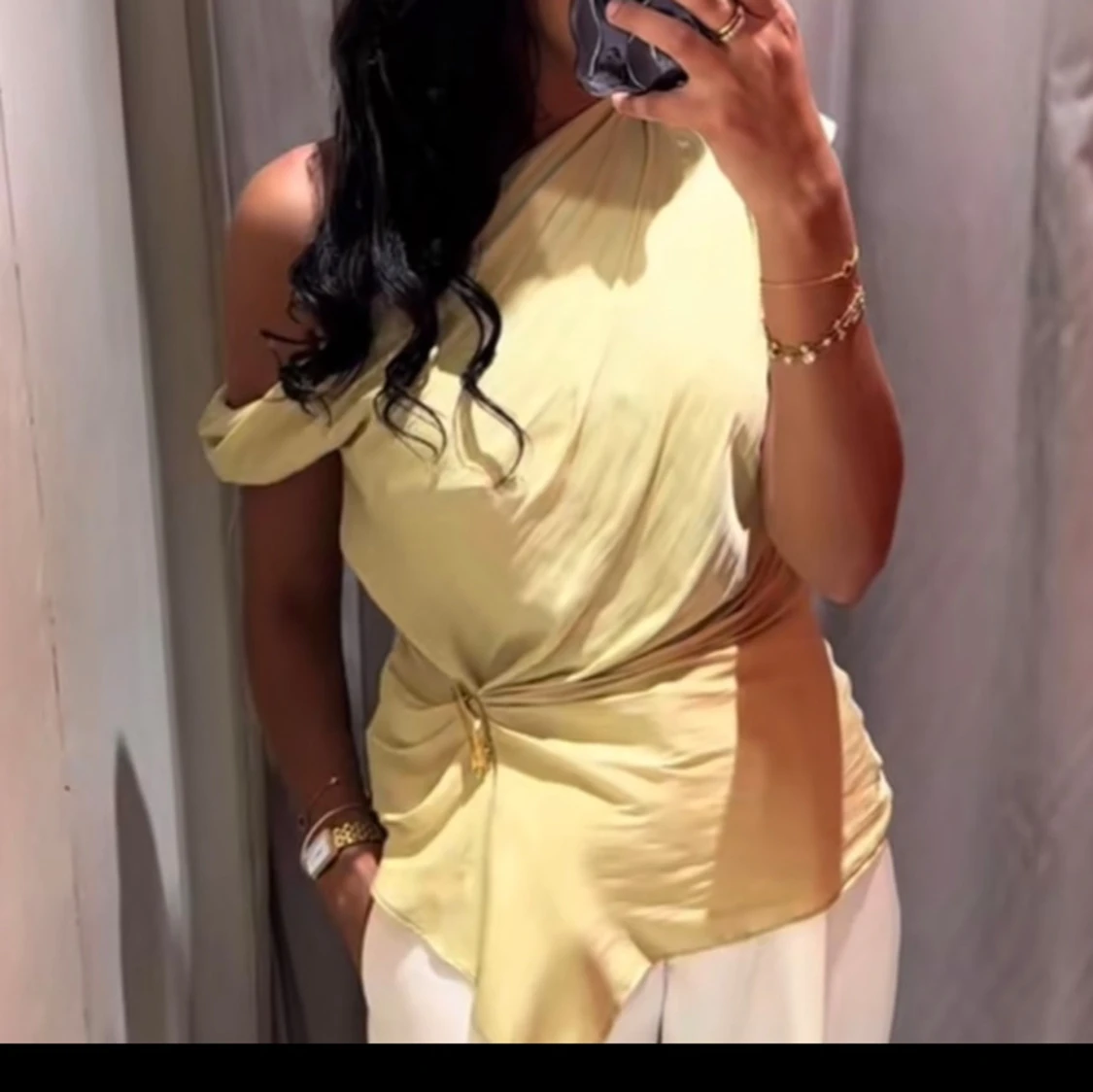 Gul oneshoulder topp med drapering - 1