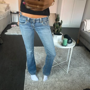 Lågmidjade utsvängda bootcut jeans med massa detaljer mek denim usa  - W26 och L34. Innerbenslängd 81-82cm och midjemått rakt över 39cm. Superfina och snygga Lågmidjade utsvängda jeans med en massa detaljer på bakfickorna och på fickorna framtill! Passar XS och S. Hör av dig för fler bilder 💕
