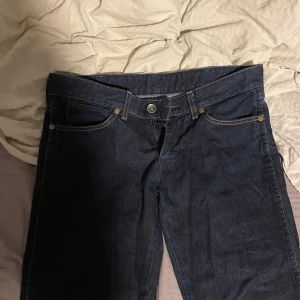 Lågmidjade jeans från Wrangler - mörkblåa jeans från Wrangler som tyvärr inte passade mig då jag köpte från en annan tjej på vinted  de är lågmidjade! rakt över midjan är 38cm passar mig bra på längden och jag är ung 168cm