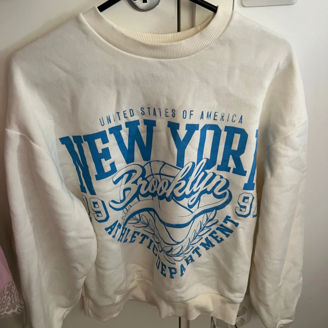 Vit sweatshirt med blå New York-tryck