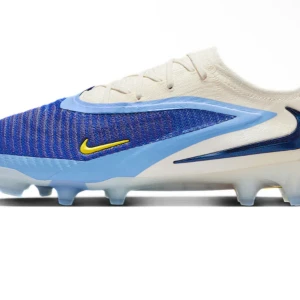 Phantom 6 Low EIite FG Blue - Nike Phantom fotbollsskor med blå stickad ovandel, vita detaljer och ljusblå sula med dobbar. Snygga gula Nike-loggor och snörning för bra passform. Skon har en modern, sportig design och är tillverkad i syntetmaterial som ger lätt känsla på planen.