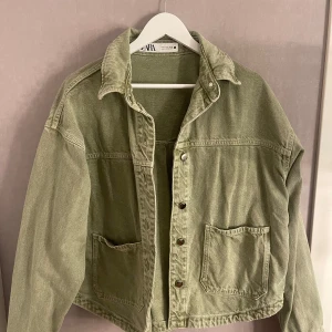 Grön jeansjacka från Zara - Snygg grön jeansjacka från Zara.stora framfickor och silverfärgade knappar. Jackan är använd fåtal gånger och är som i nytt skick. Perfekt till höst!🍁🍁