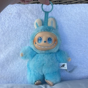 Äkta Pop Mart labubu! - Säljer min blå labubu som inte är alls gammal och är i bra skick🙃 Jag säljer honom på grund av att jag blev missnöjd med färgen⭐️ Jag råkade dessvärre slänga boxen jag köpte den i!!!                           Pris kan absolut diskuteras😀