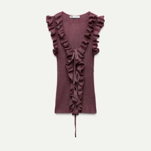 Vinröd volangtopp från Zara - Supersöt vinröd topp från Zara med volanger längs v-ringningen och framtill. Det är storlek M men passar mig som är XS/S