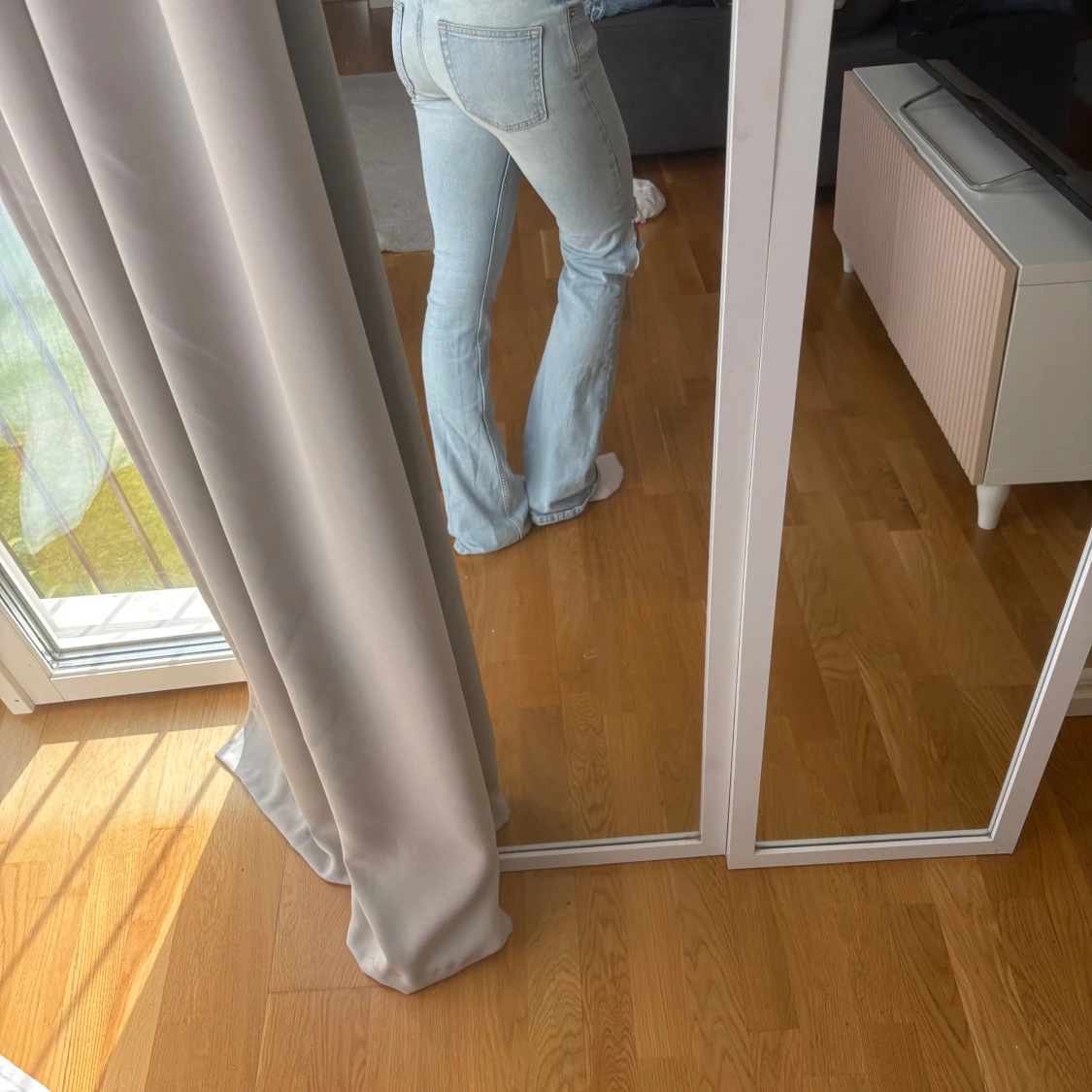 Ljusblå låga jeans med hål - 1