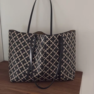 Handväska - Superfin handväska från By Malen Birger. Använd många gånger men i väldigt fint skick. Det ända jag kan se tydligt är att namnet på insidan har suddats bort lite från användning