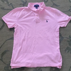 Rosa Polo Ralph Lauren t-shirt S - Snygg rosa t-shirt från Polo Ralph Lauren med klassisk krage och korta ärmar. Nypris 1300kr