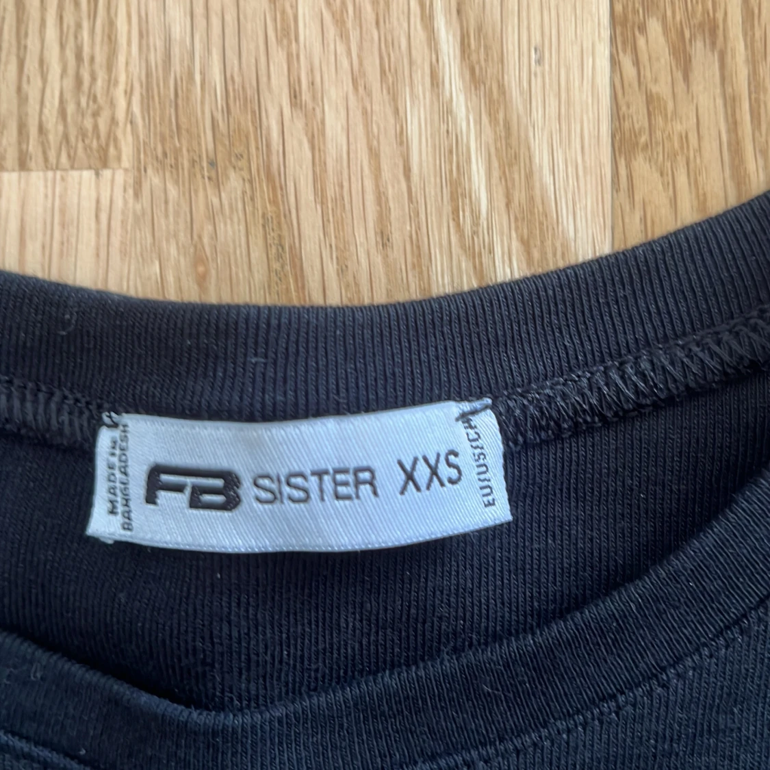 Svart croppad topp från FB Sister - 2