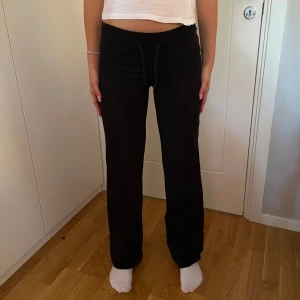 Svarta lågmidjade mjukisbyxor! - Ett par svarta lågmidjade mjukisbyxor. Använd några gånger med fortfarande i toppen skick! Mjukisbyxorna på bilden är i storlek XS men säljer även ett exakt likadant par i storlek S också. Kontakta mig för mjukisbyxorna i storlek S! 💗