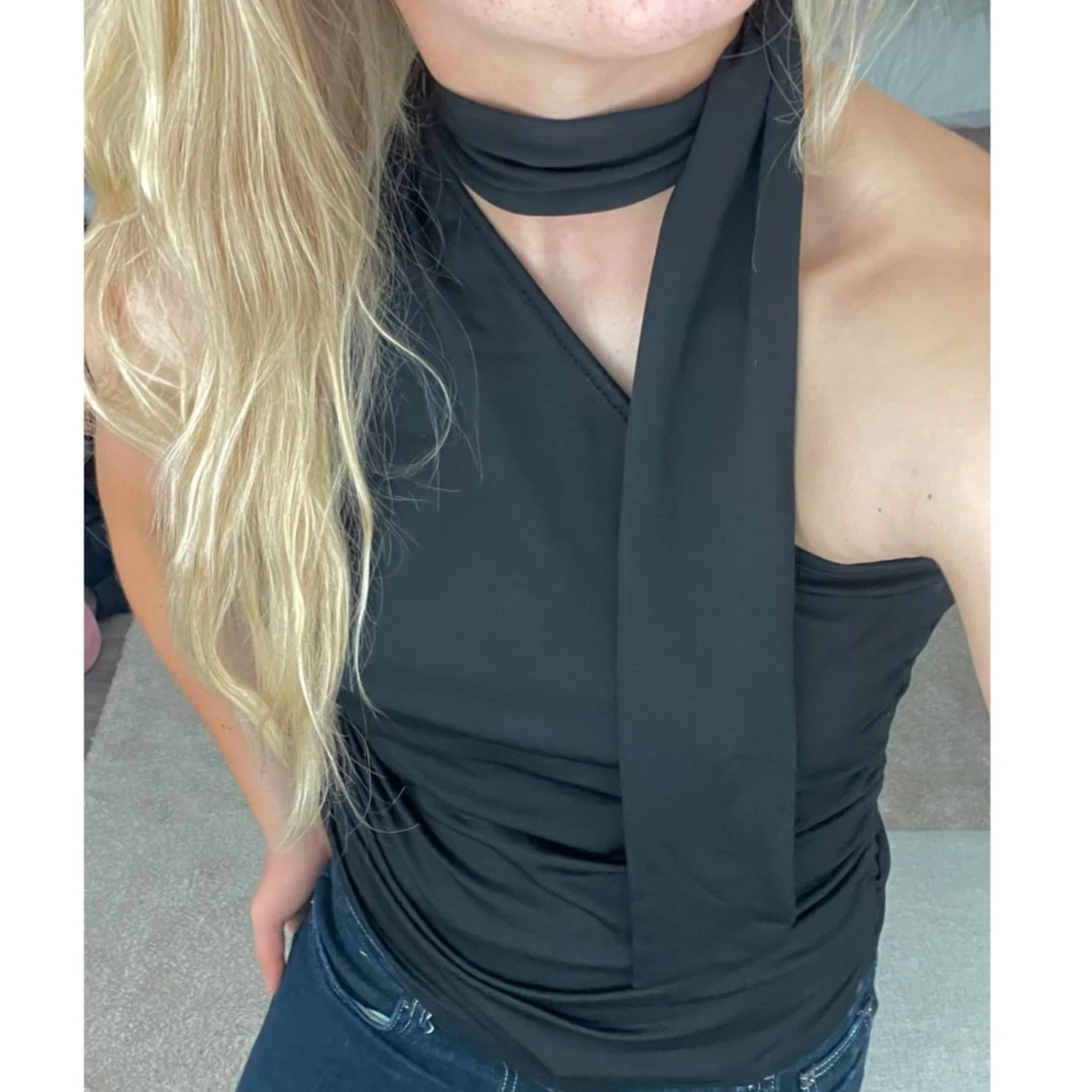 Svart oneshoulder topp med scarfdetalj