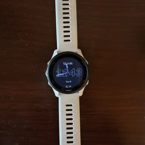 Garmin Forerunner 255 music  - Säljer en helt ny Garmin Forerunner 255 GPS-smartklocka i vit färg. Perfekt för dig som gillar att springa eller träna, med avancerade träningsfunktioner och musikstöd. Stilren design och tydlig display. Går även att ladda ned musik direkt till klockan!