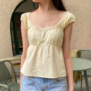 Gul blus  - Söt blus av 100% bomull som är alldeles ny!! Beställde från Brandy Melville USA och toppen visade sig tyvärr vara för stor för mig. Vill prova sälja innan jag fraktar tillbaka 🌼🌼🌼(obs bild från brandy melvilles hemsida)