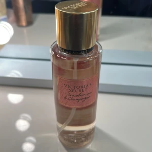 Victoria's Secret Strawberries & Champagne - Body mist från Victoria's Secret i doften Strawberries & Champagne. Flaskan är nästan full.💞