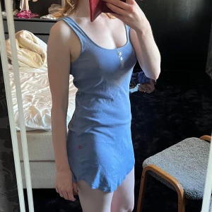 Ljusblå pyjamasklänning - Kornblå bekväm klänning med spetsdetalj och knappar som går att använda som pyjamas eller dressa upp med rätt accessoarer <3 Går enkelt att stoppa in i byxorna och använda som linne också!