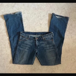 Lågmidjade skitsnygga jeans - Jeans från wrangler! skitsnygga och sitter tajt. Storlek 27/32 men skulle säga de är som en XS 