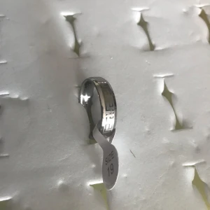 Silverfärgad ring med mönster - Snygg silverfärgad ring i storlek 19 med ett stilrent geometriskt mönster. Perfekt för att ge en elegant touch till din stil.  17-21 stlk kvar, 75kr/st , helt ny 