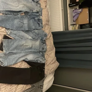 Samling av jeansbyxor i olika färger - Säljer flera par jeansbyxor i olika storlekar och färger, har andvänt varje par typ 2-3 gånger. Skriv privat om storlek eller pris eller ngt annat😃👍🏻