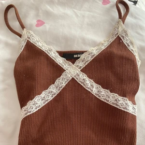 fin brun lace top  - orginal pris: 109kr  har använt en gång, men va för liten 💘(skriv gärna om du vill ha fler bilder) 