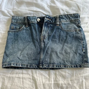 Low waist minijeanskjol - Supersnygg blå low waist jeanskjol. Skriv vid frågor eller för fler bilder. 