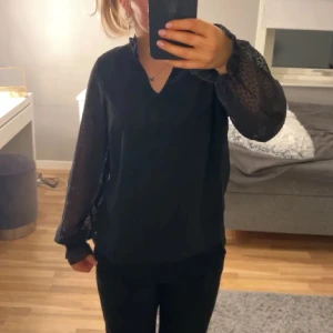 Svart blus från Vero Moda - Snygg svart blus från Vero Moda med v-ringning och långa ärmar. Pris kan diskuteras vid snabbt köp 💕