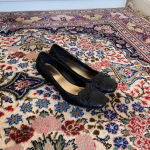 Vintage skor låg klack ballerina  - Så fina med rosettdetaljer och låg klack 🤍 har lite slitage som syns på sista bilden 🤍