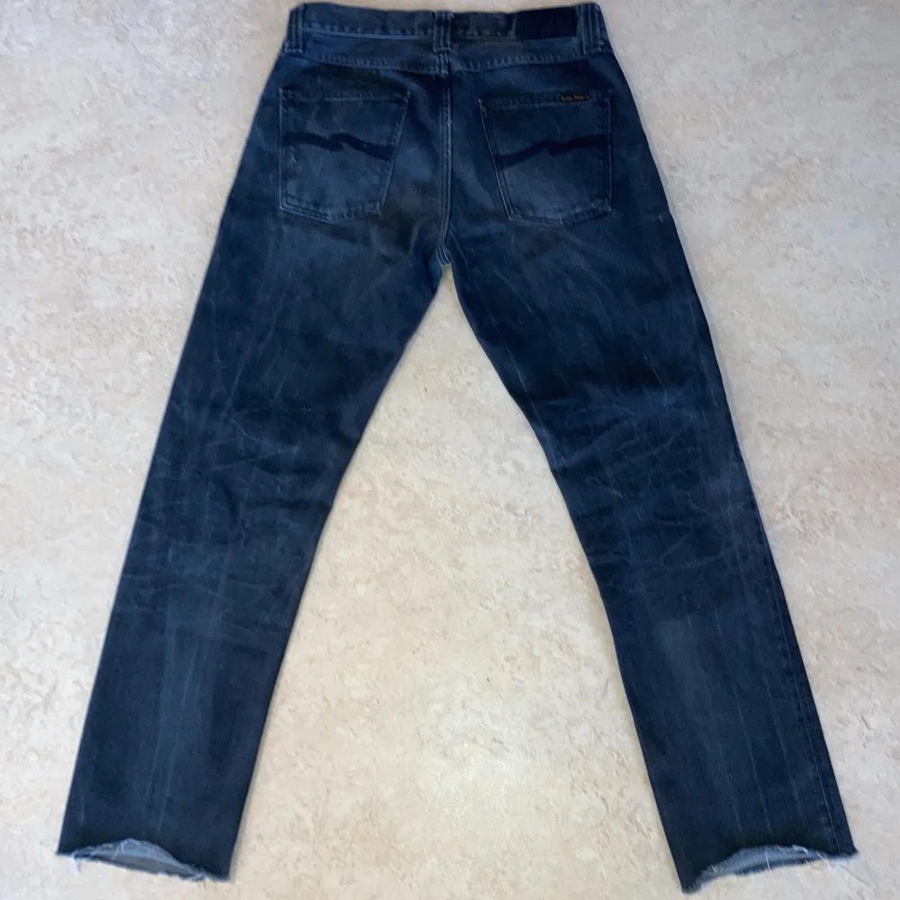 Tja! Säljer ett par Nudies i 31/32. Modell: steady Teddy Rätt sköna så lite synd att släppa dem. Kanterna längst ner är avklippta (därav priset) men märks ju knappt när man bär dem. Modellen är 178, 65kg. Mått: 40, 105, 75, 19. Bara att skriva om de nåt ni undrar. Farkut & Housut.
