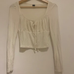 Vit långärmad topp  - Långärmade tröja med söt knyte där fram