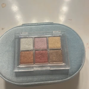 Ögonskuggspalett från Caia - Snygg ögonskuggspalett från Caia med sex skimrande nyanser. Perfekt för att skapa både vardagliga och festliga looks. Färgerna inkluderar silver, rosa, guld, koppar, röd och brun. Kompakt och lätt att ta med i väskan.