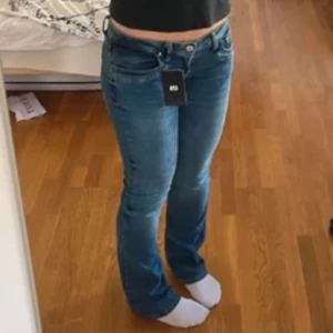 Ltb jeans - Säljer eftersom dem är för stora på mig. Jättefina men är lite nötta längst ned, skriv för bild!💕Storlek 27/34
