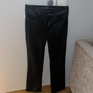 Svarta low läderbyxor  - Snygga svarta skinnbyxor med en klassisk femficksdesign och har sytt dom själv till low waist. De är i storlek 32 och är ifrån Zara och säljs inte mer i affären, skulle passa nån som är 150-165! 