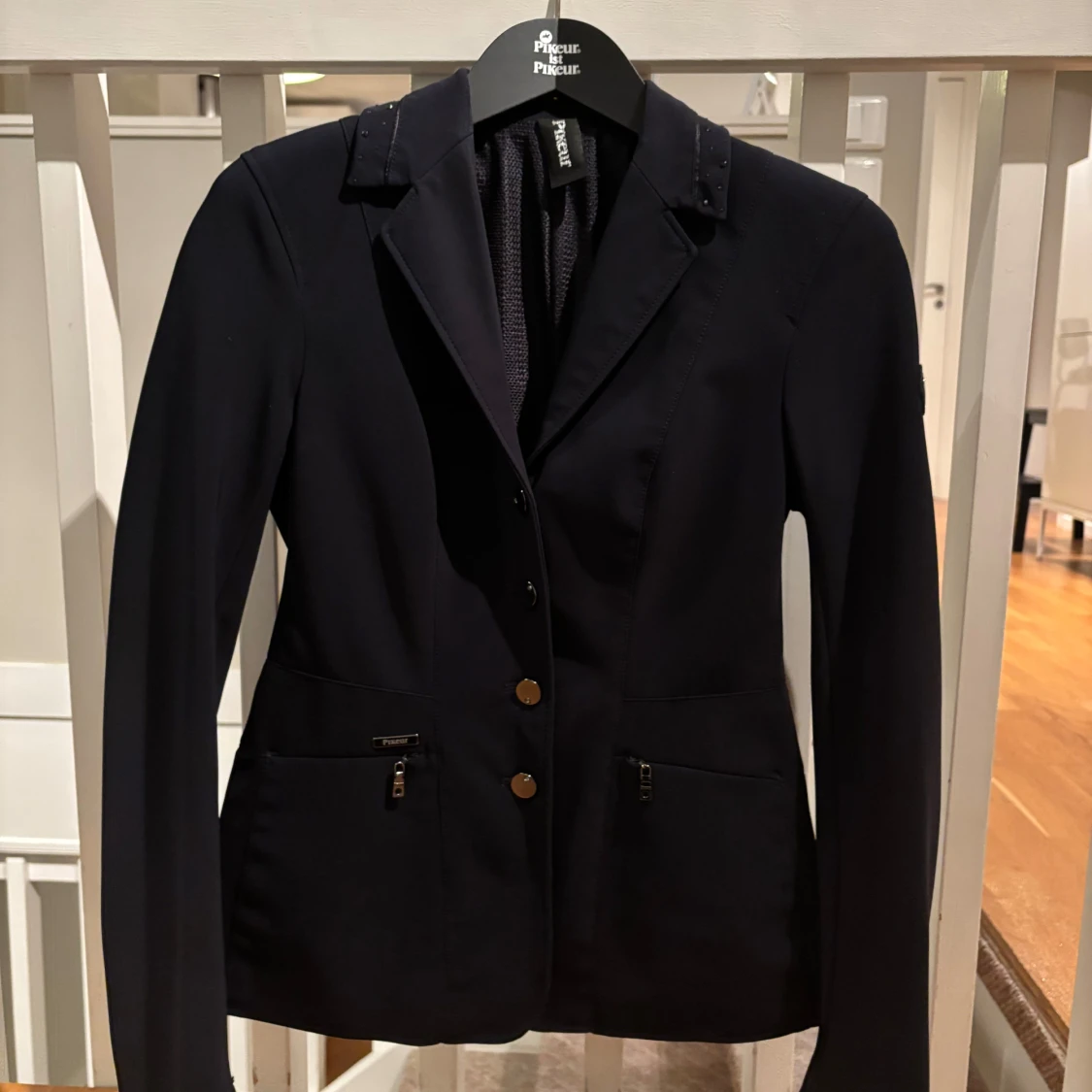 Ryttare, se hit! Marinblå kavaj från Pikeur