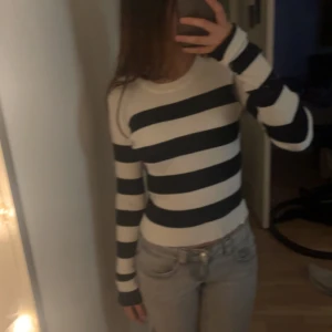 Randig tröja från Gekås ullared - Säljer en snygg randig tröja från Stories i storlek S. Tröjan har breda svarta och vita ränder och är långärmad med en ribbad struktur. Aldrig andvänd och har jätte fint mjukt material som är även stretchigt. Pris kan diskuteras (du betalar för frakt)