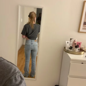 Ljusblå bootcut jeans - jätte fina bootcut jeans som aldrig är använda, tyvärr ligger de mest i min garderob och säljer därför! De är i storlek 38 men passar konstigt nog mig som har storlek 34 i jeans, de är väldigt strechiga med så om jag själv hade klassat de i en storlek hade jag sagt 36! De är mer åt mid waist hållet men om man har intresse för att du om jeans är dessa perfekta eftersom de har mycket stretch i midja och lår och funkar då perfekt att sy om till ännu mer lågmidjat!🩷