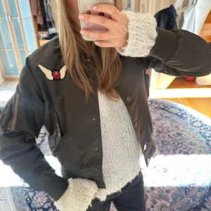 Olivgrön bomberjacka från Tommy Hilfiger - Säljer en olivgrön bomberjacka från Tommy Hilfiger x Gigi Hadid. Perfekt nu till våren🌸